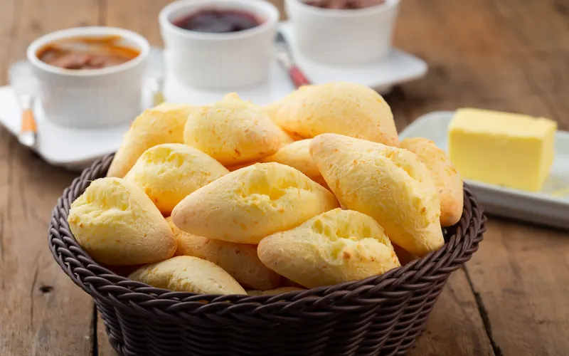 Como assar pão de queijo congelado: forno e air fryer