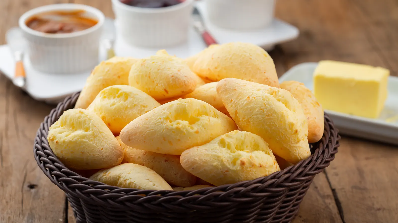 Como assar pão de queijo congelado: forno e air fryer