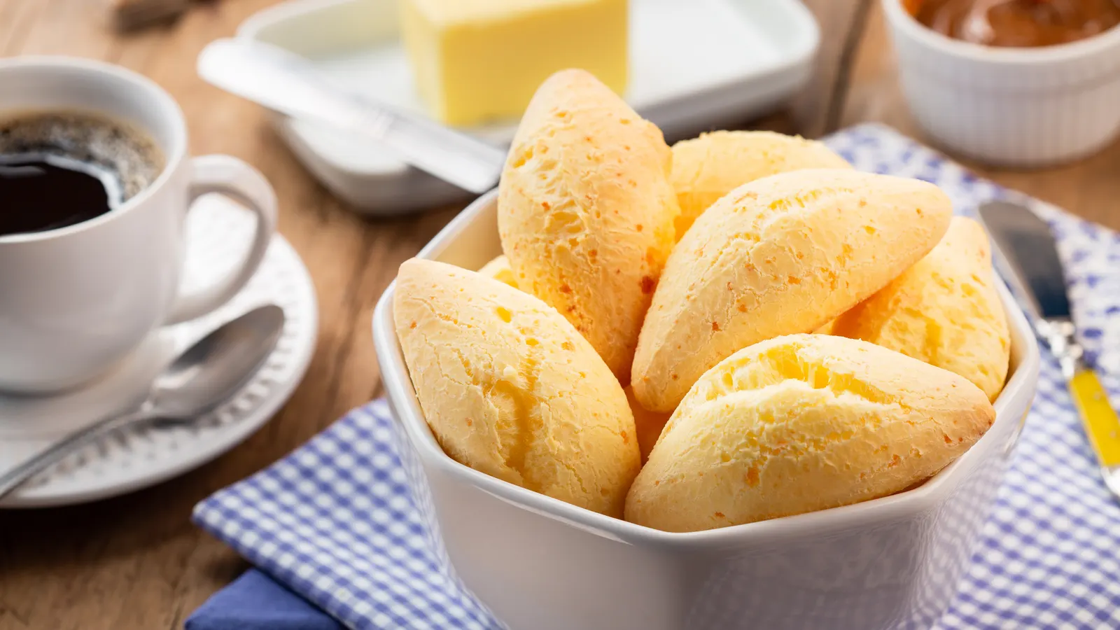 Pães de queijo Mineiraço com café e manteiga