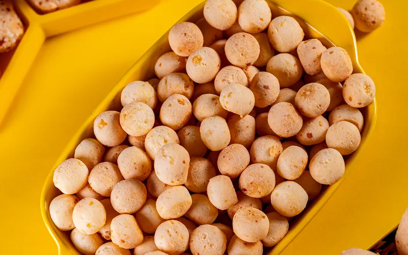 Tábua de petiscos com pão de queijo em 10 minutos