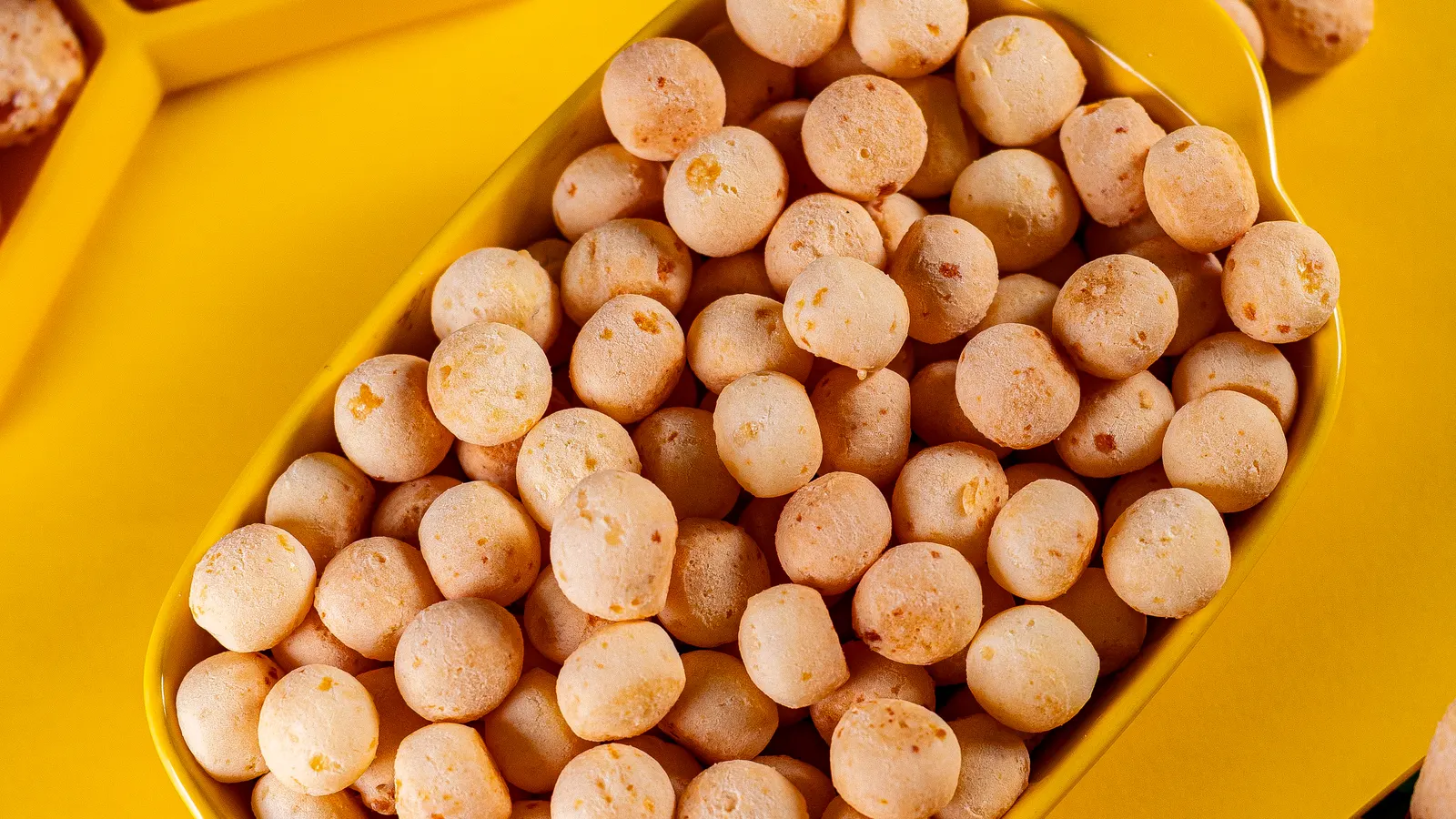 Tábua de petiscos com pão de queijo em 10 minutos