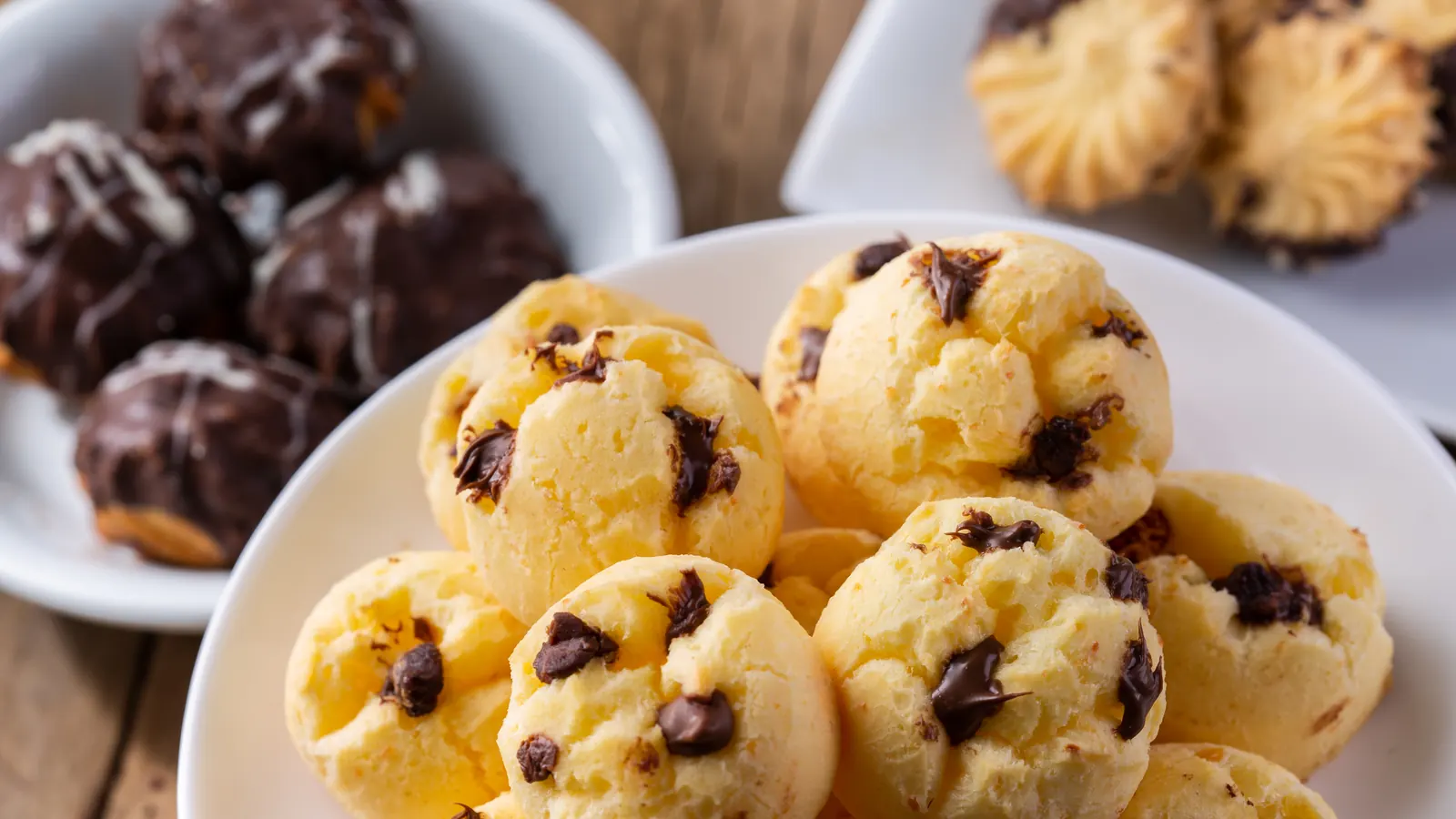 Pães de queijo com gotas de chocolate