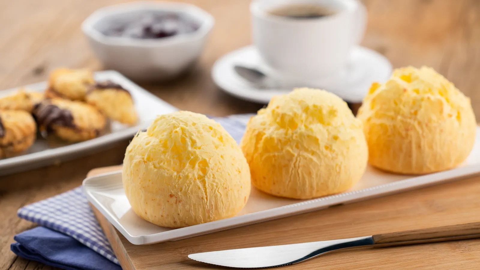 Pães de queijo Mineiraço servidos com café